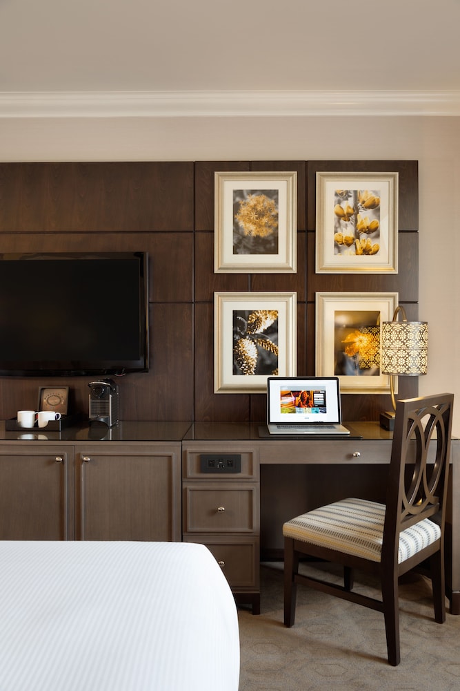 Fairmont Gold, Room, 1 King Bed - Photo 3