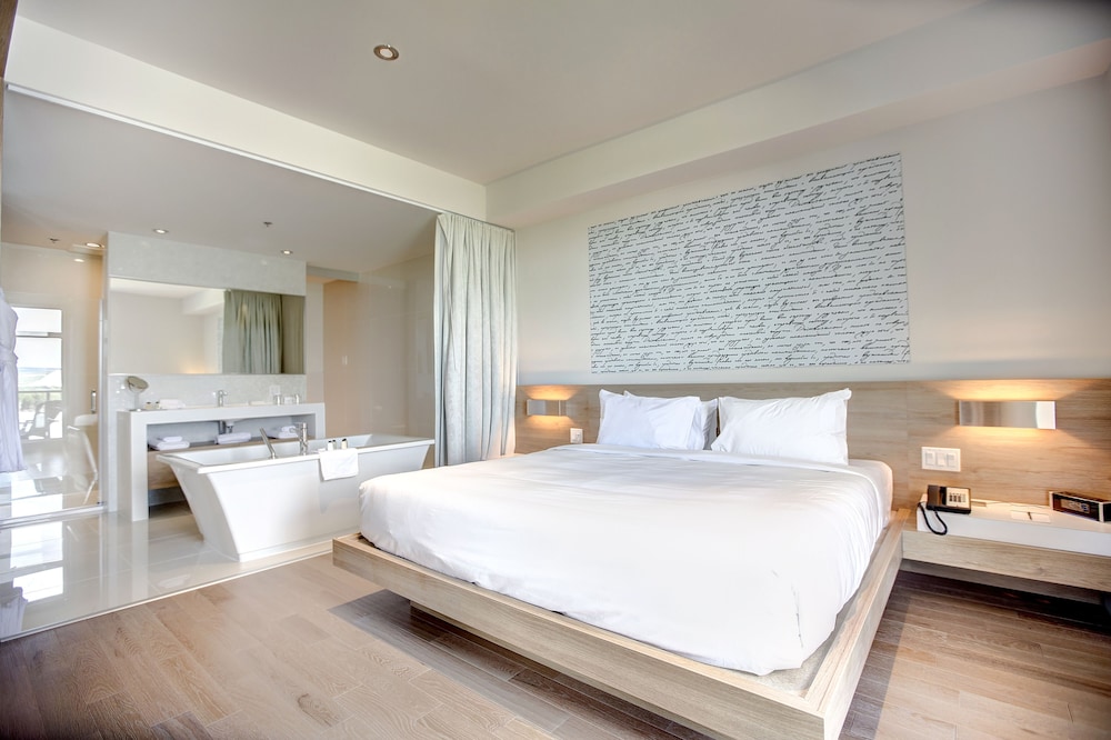 Executive Suite, 1 King Bed with Sofa bed, Lake View