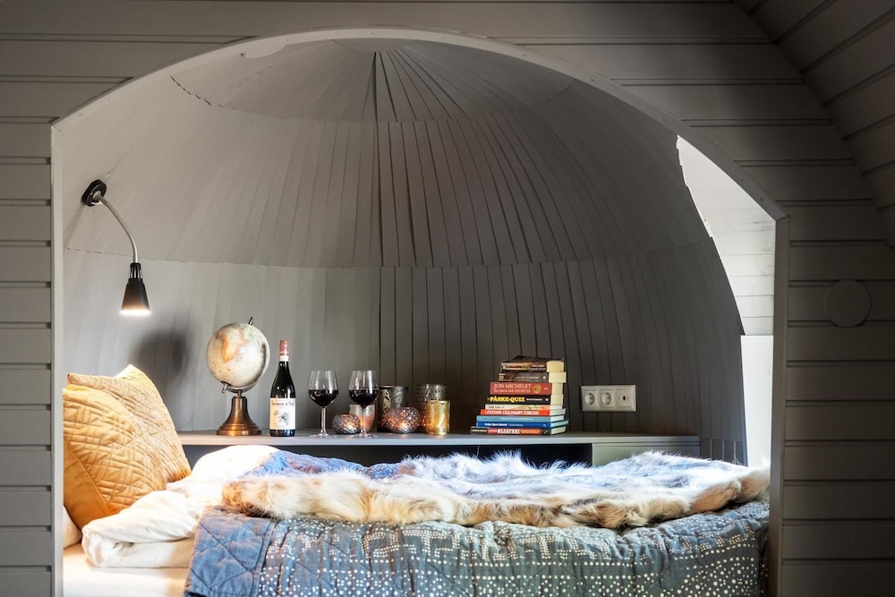 Deluxe Chalet, 1 Queen Bed, Sauna, Lake View photo 1