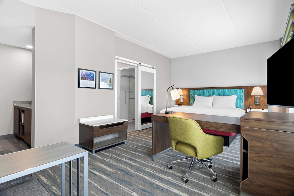 Studio, 1 King Bed, Refrigerator & Microwave (Wet bar) - Photo 8