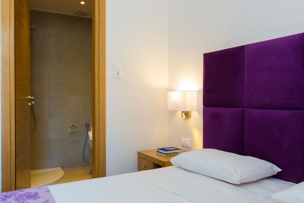 Available room thumbnail 5
