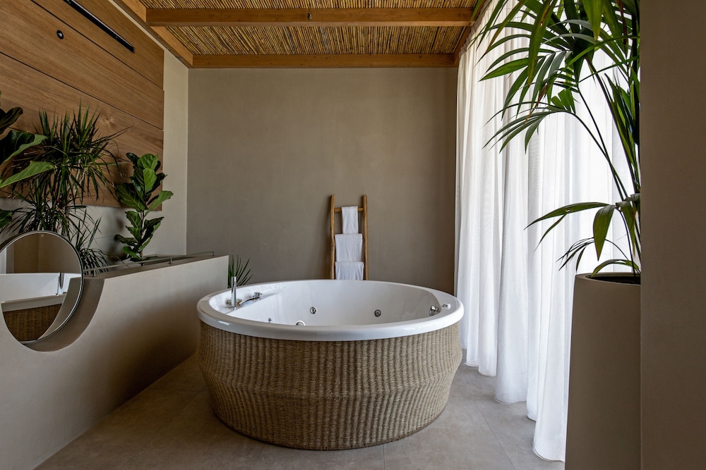 Cicada Suite Gym, Private Pool & Hot Tub, Sea Front thumbnail 6