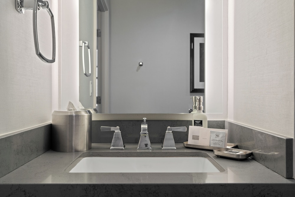 Standard Room, 1 King Bed, Bathtub Grab Bars, Corner photo 3