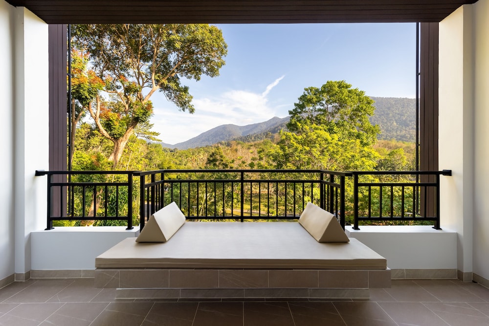 Deluxe Room, Non Smoking, Mountain View - Photo 3