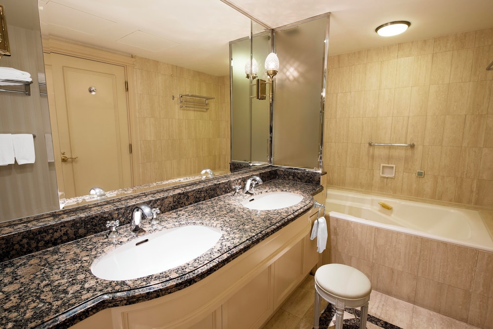 Junior Suite, 1 King Bed, Non Smoking, Garden View