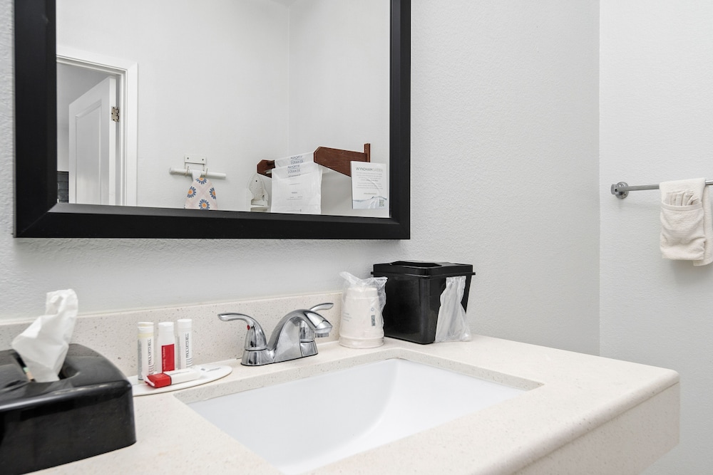 Room, 2 Queen Beds, Accessible, Non Smoking (Mobility Accessible) - Photo 3