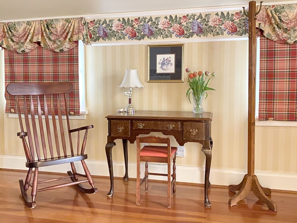 Little Red Riding Hood Room, 1st Floor (Stair Access Only) photo 2