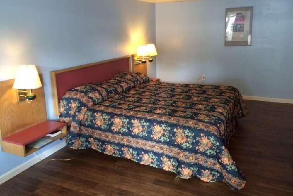 Room, 1 King Bed, Smoking - Photo 2