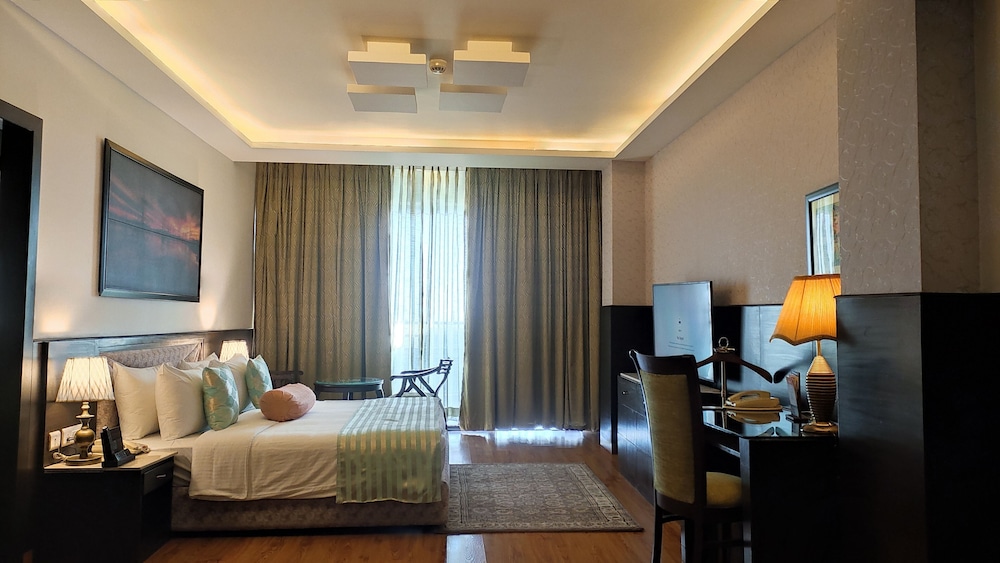 Deluxe Room, 1 Queen Bed photo 2