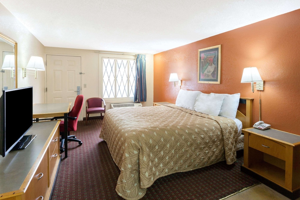 Room, 1 King Bed, Non Smoking - Photo 3
