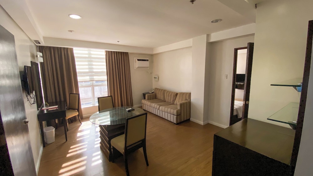 Family Room photo 3