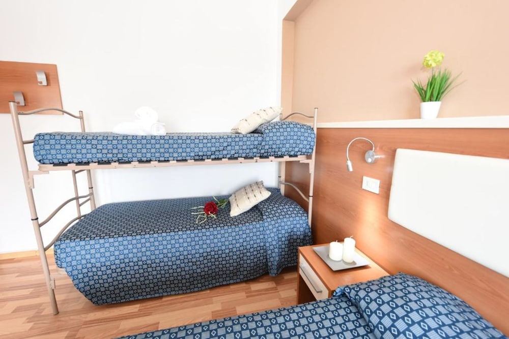 Quadruple Room, Ensuite, Partial Sea View photo 3