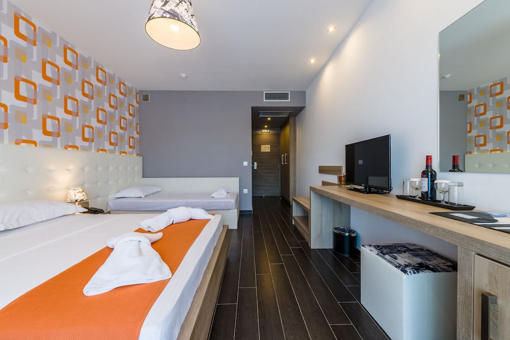 Quadruple Room, 1 Queen Bed with Sofa bed photo 3
