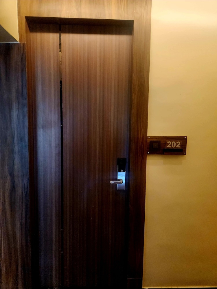 Deluxe Room - Photo 11