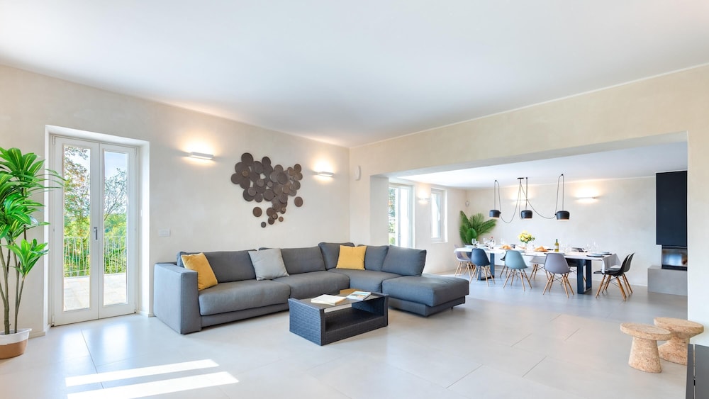 Villa photo 2