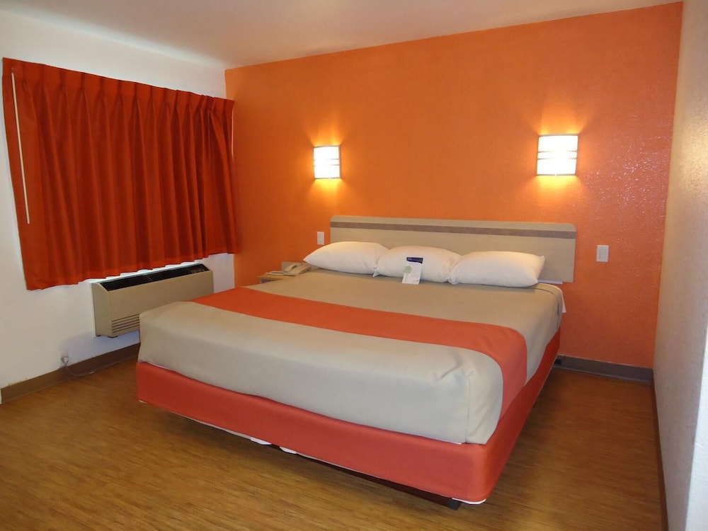 Deluxe Room, 1 Queen Bed, Accessible, Non Smoking - Photo 4