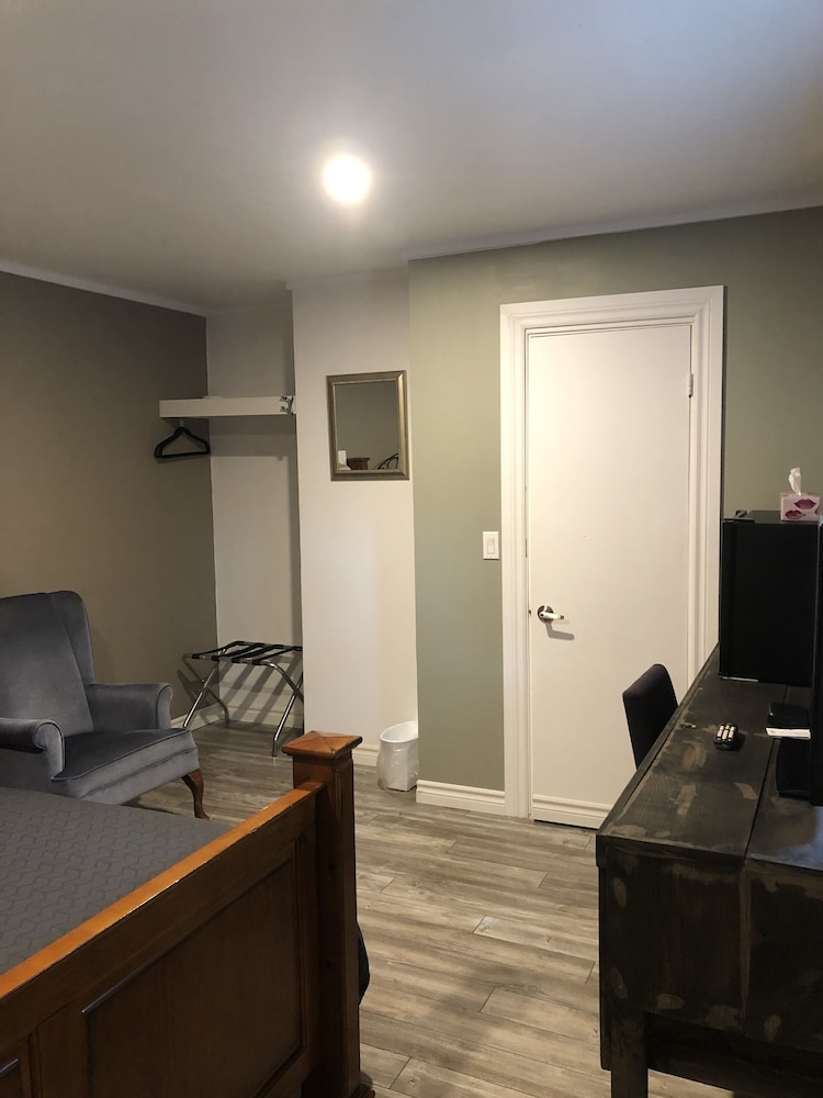 Basic Room, 1 Queen Bed photo 1