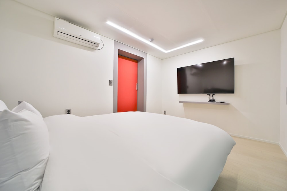 Premier Suite - Two Samsung 70" Smart TVs Included - Photo 3