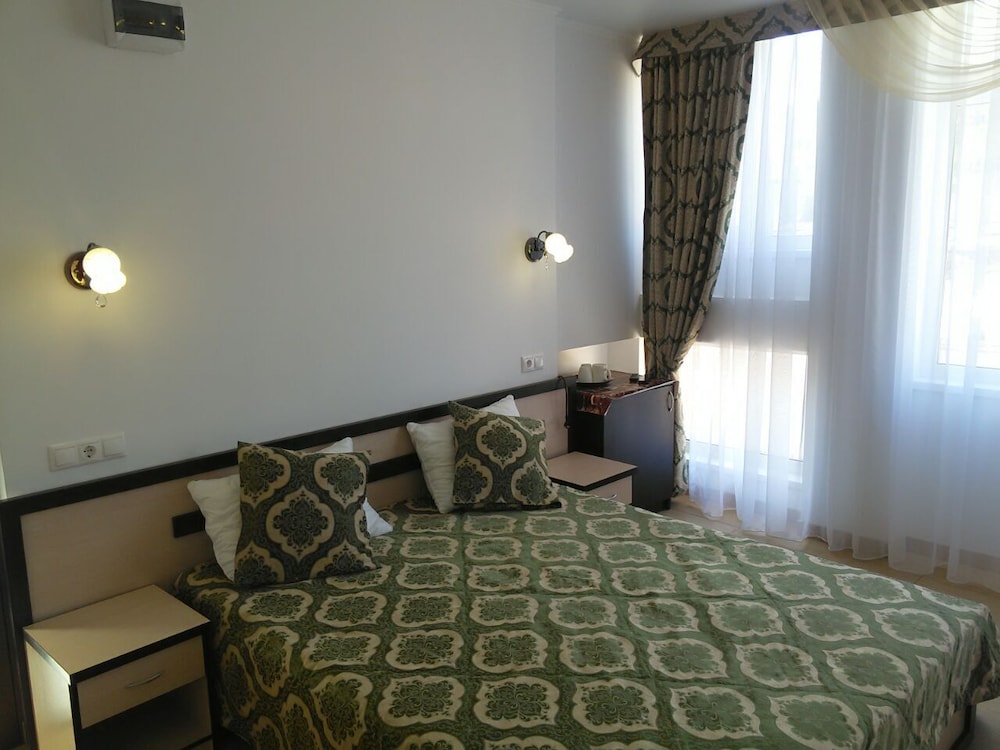 Basic Triple Room photo 3