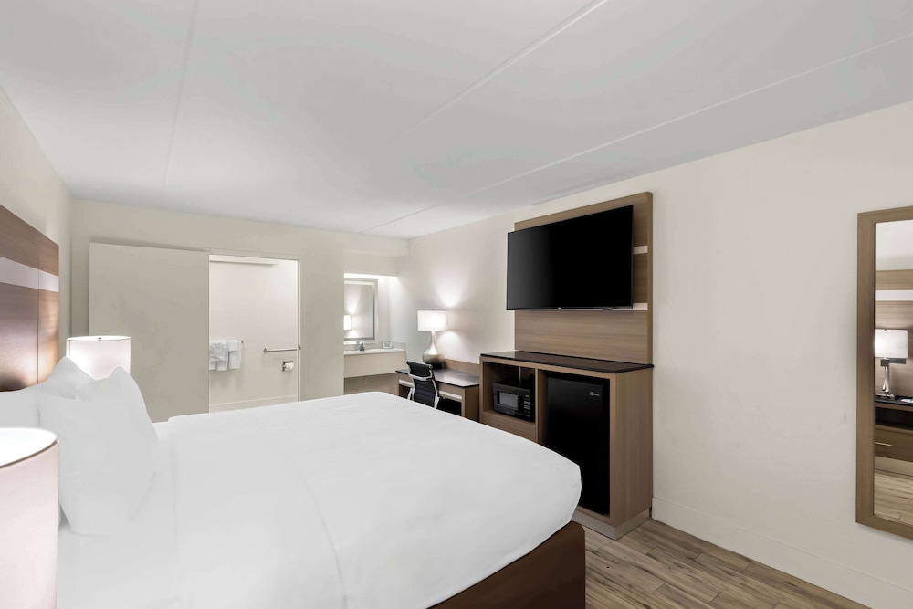 Standard Room, 1 King Bed, Non Smoking - Photo 3