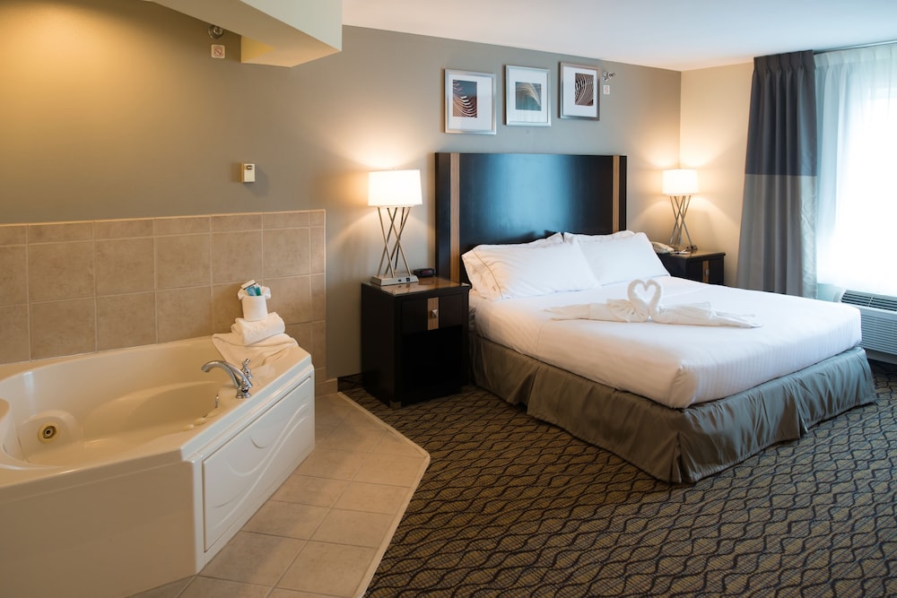 Standard Room, 1 King Bed, Jetted Tub photo 3