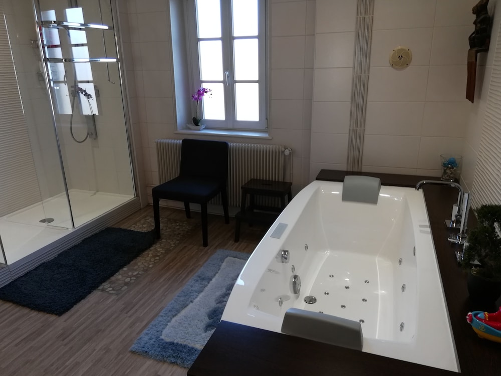 Room, Non Smoking, Hot Tub (Magnolia) photo 3