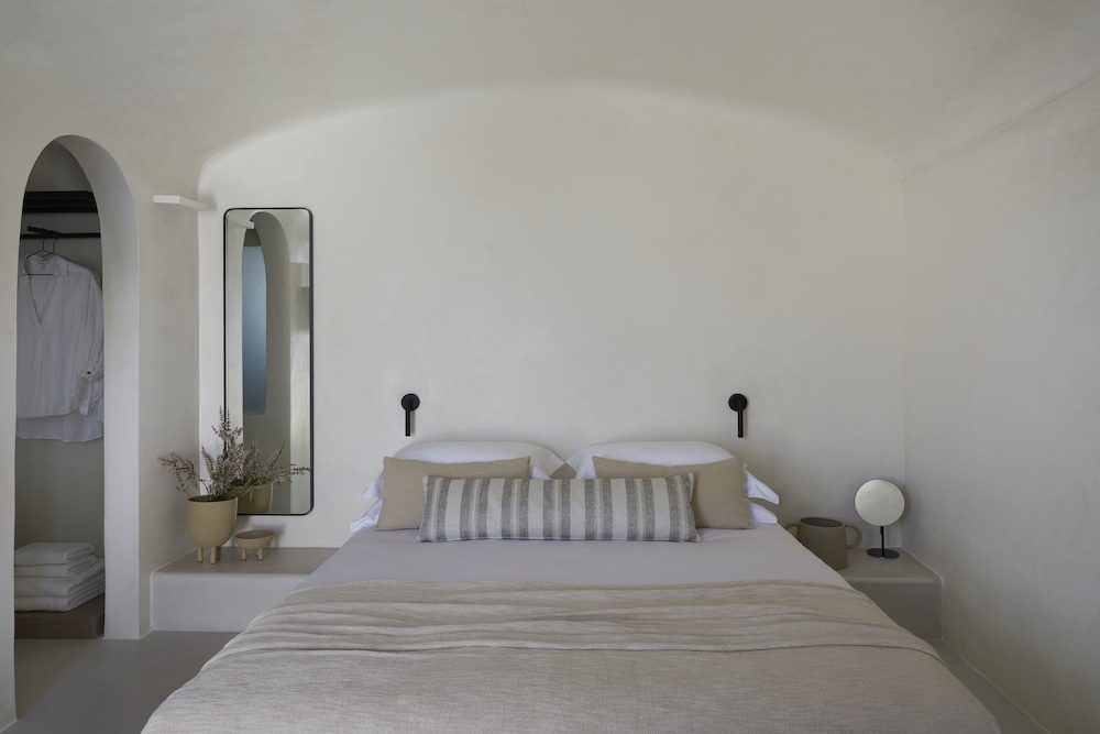Grace Suite with Plunge Pool and Caldera View - Photo 4