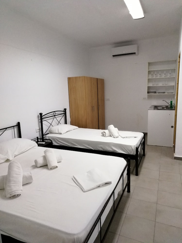 Deluxe Studio, Multiple Beds, Pool View
