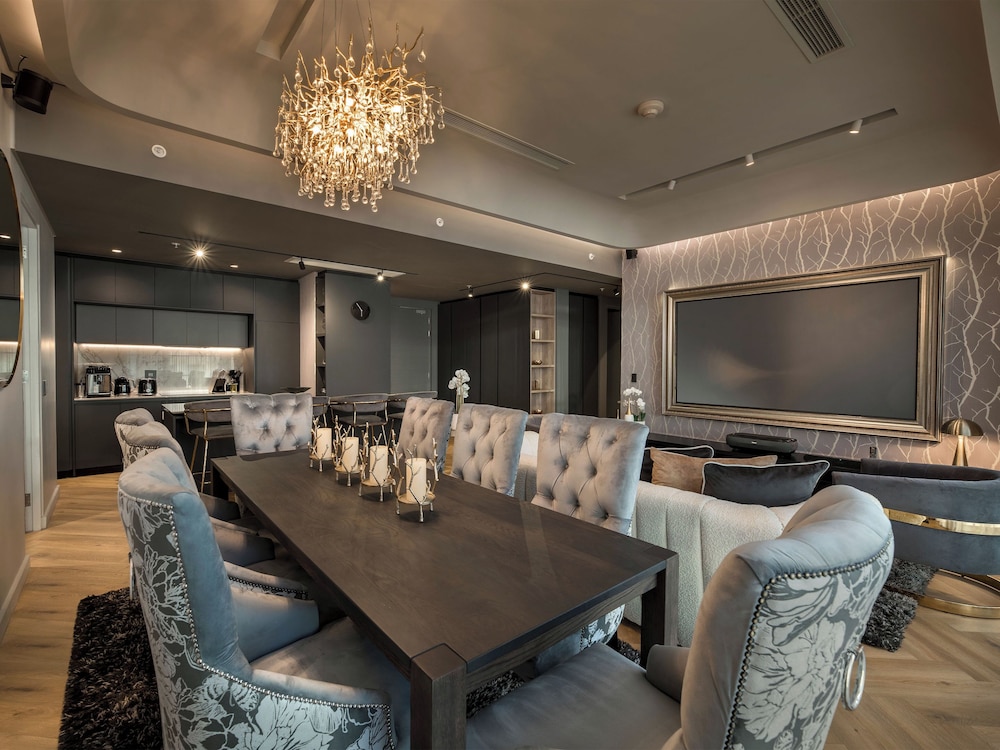 Executive Suite - Photo 11