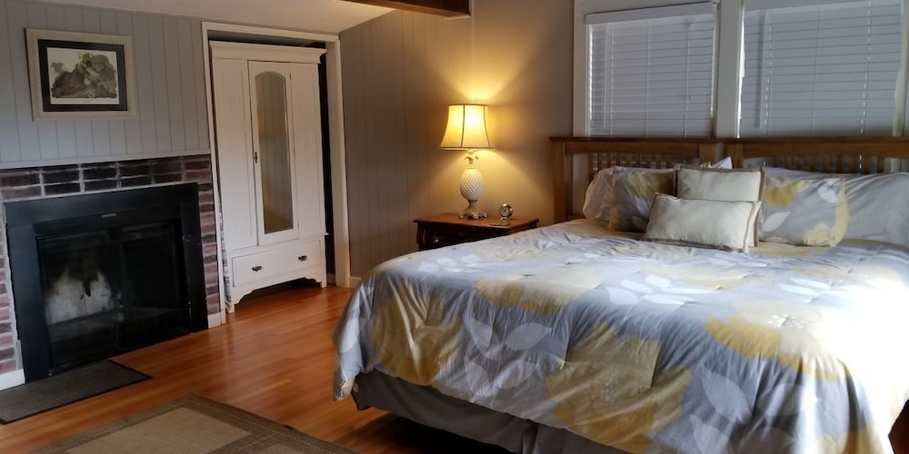 Cabin, 1 King Bed (Cabin #4)