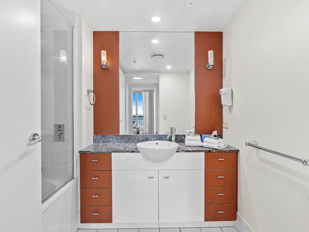 Two-Bedroom Apartment with Ocean View (High Floor) photo 3