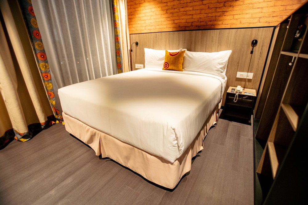 Standard Room, 1 Queen Bed - Photo 2