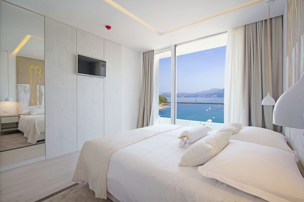 Deluxe Double Room, Balcony, Sea View thumbnail 5