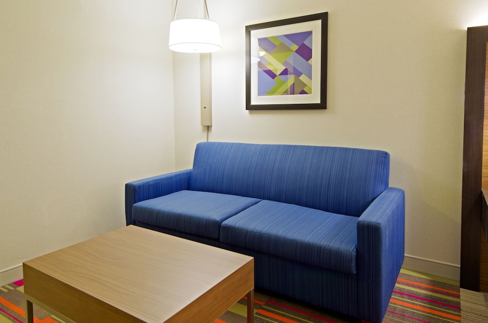 Suite, 1 King Bed with Sofa bed, Accessible Bathtub (Communications, Mobility) photo 3