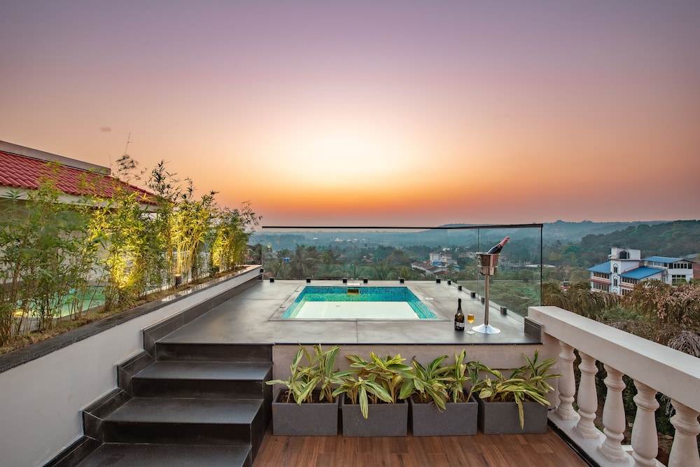 Club room with plunge pool