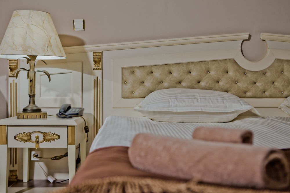 Double Room, Balcony, Park View thumbnail 5