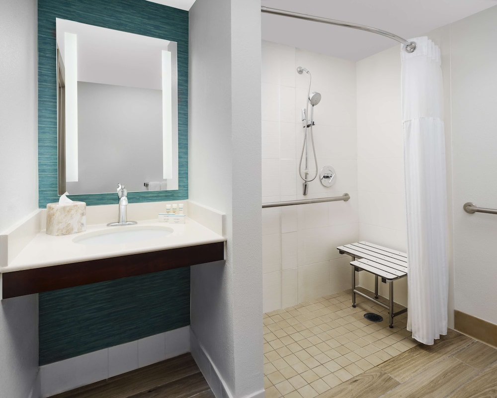 Room, 2 Queen Beds, Accessible, Bathtub (Mobility) thumbnail 5