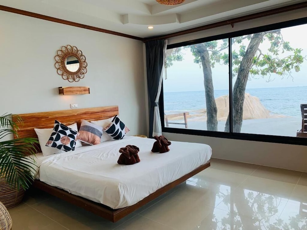 Sea Front Suite A9