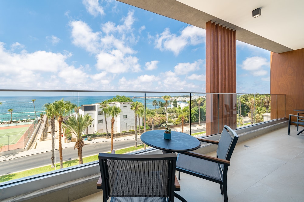 Executive Two-Bedroom Apartment with Sea View photo 2