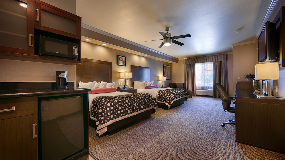 Deluxe Room, 2 Queen Beds, Non Smoking, Refrigerator & Microwave (Oversized Room) - Photo 5