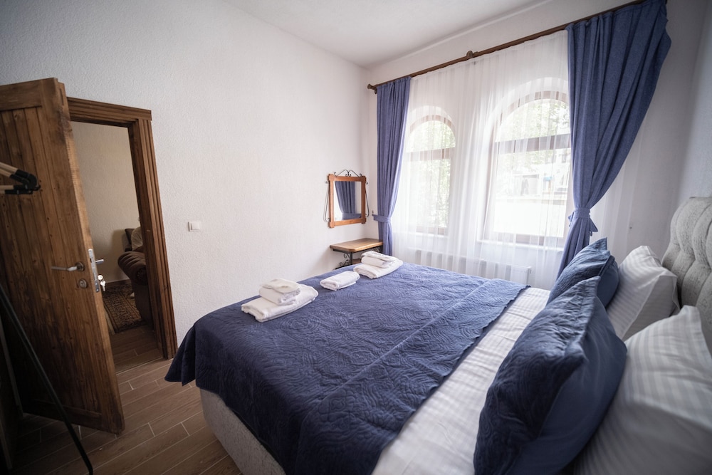 Deluxe Art Double Room With Balcony (Garden View) - Photo 4