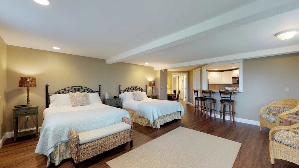 Triple Queen Kitchen Suite photo 1