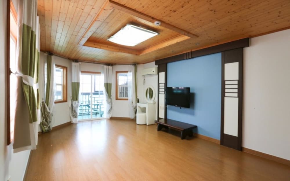 Room (Chrysanthemum)
