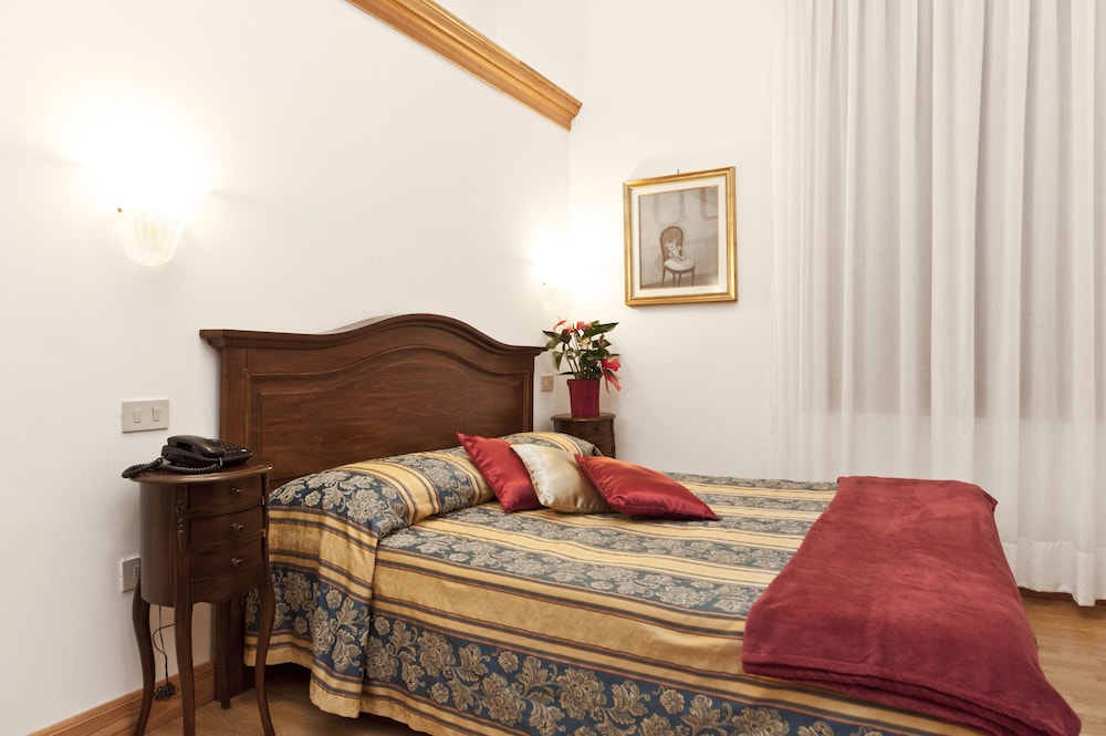 Standard Double or Twin Room photo 1