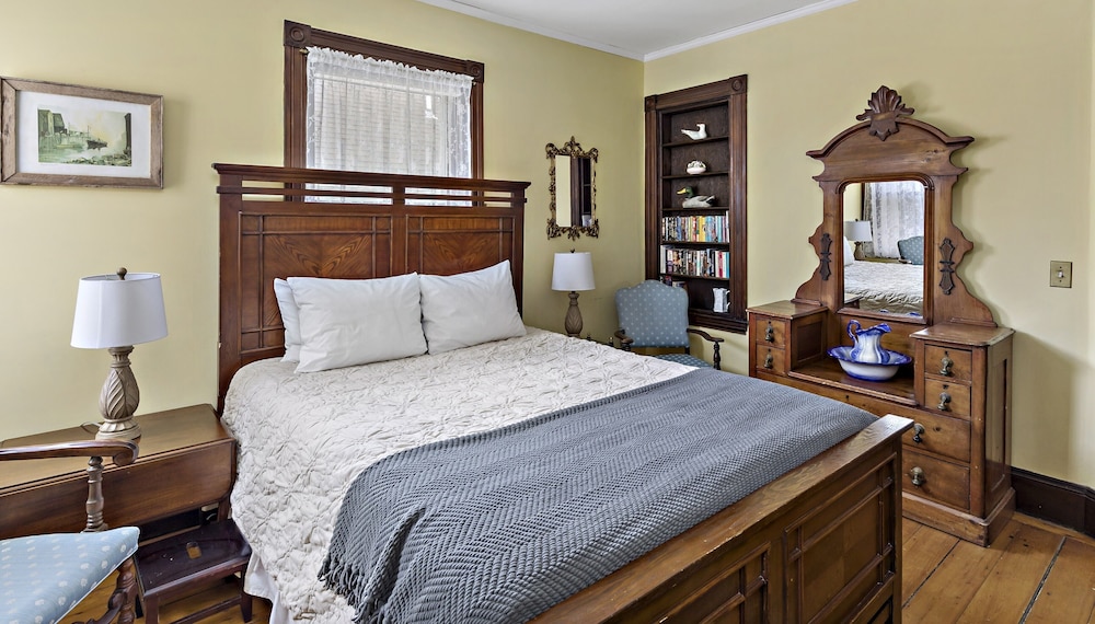 Standard Room, 1 Queen Bed (No Pets) photo 1