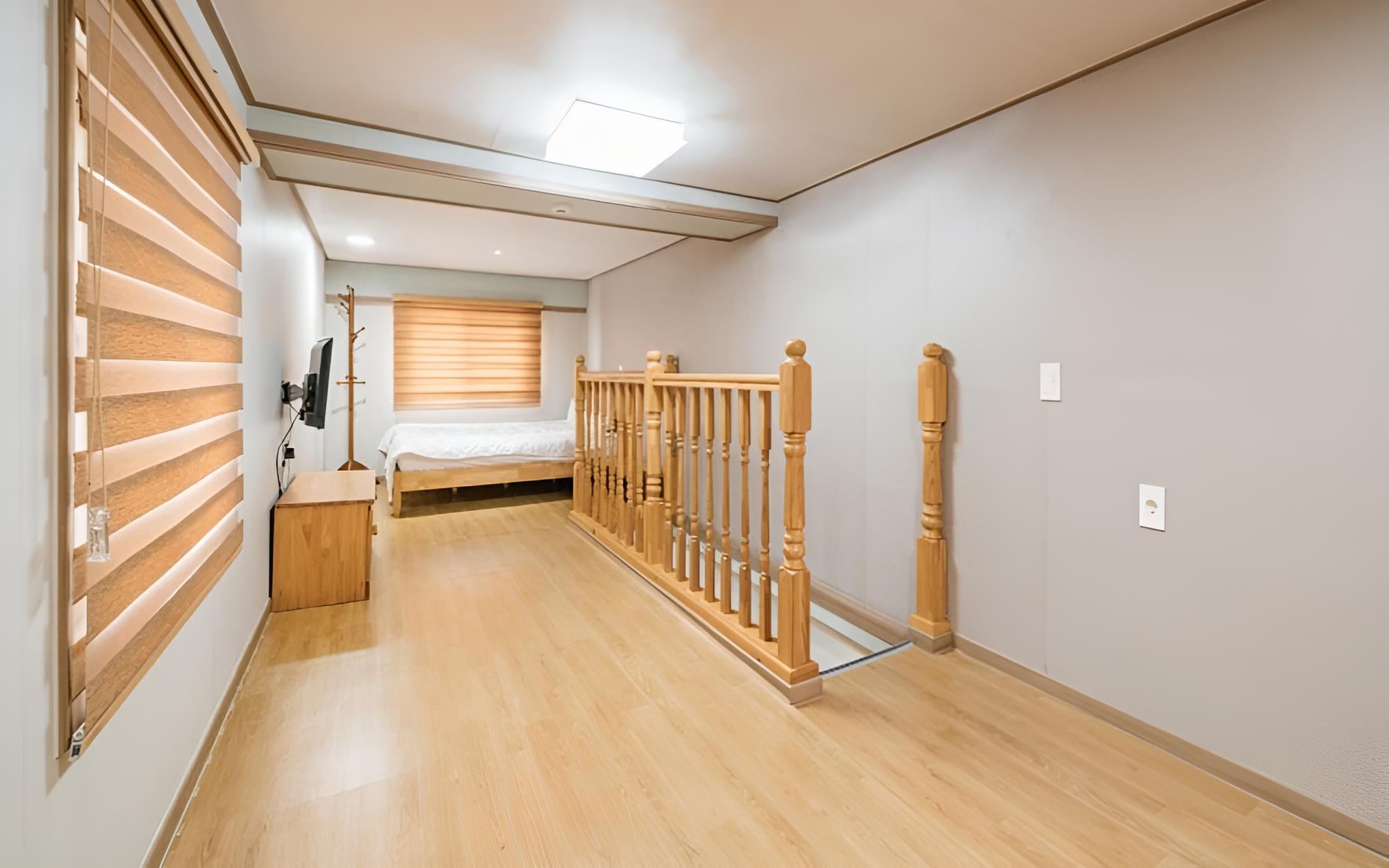 Room (103 (upstairs)) photo 3