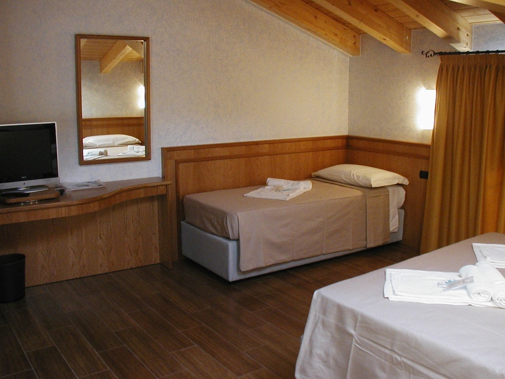 Classic Triple Room, Balcony, Lake View photo 1
