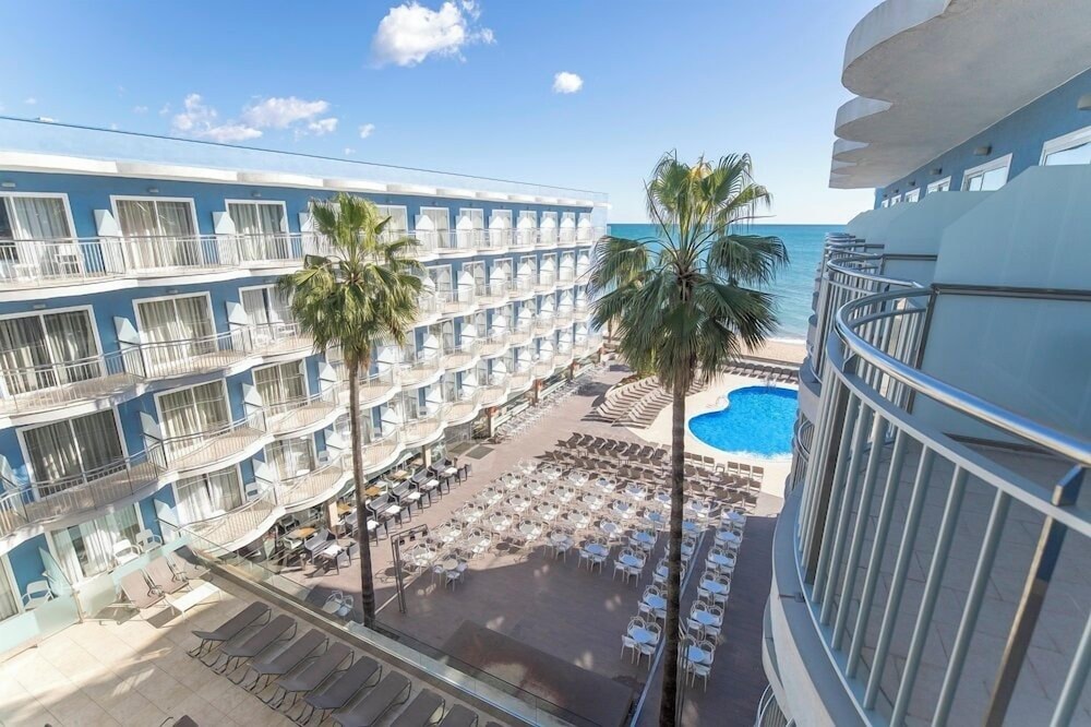 Quadruple Room (FAMILIAR 2+2 POOL VIEW)