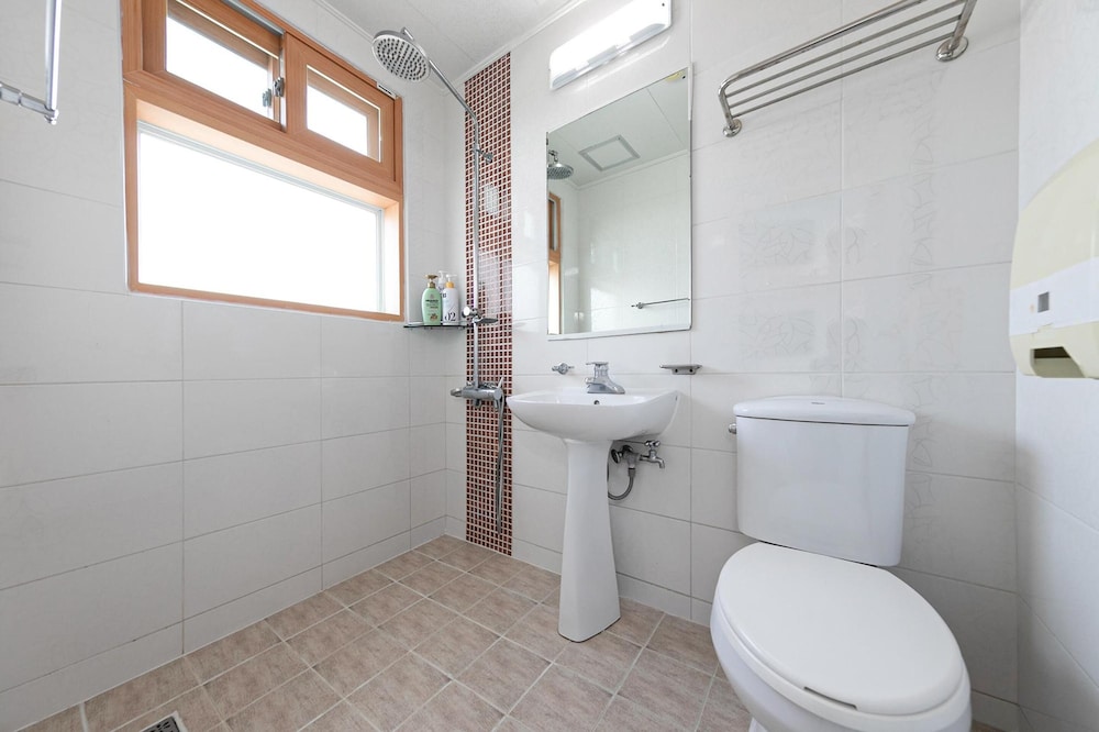 Basic Room, 1 Bedroom (Jasmine 202(Ocean View)) - Photo 4