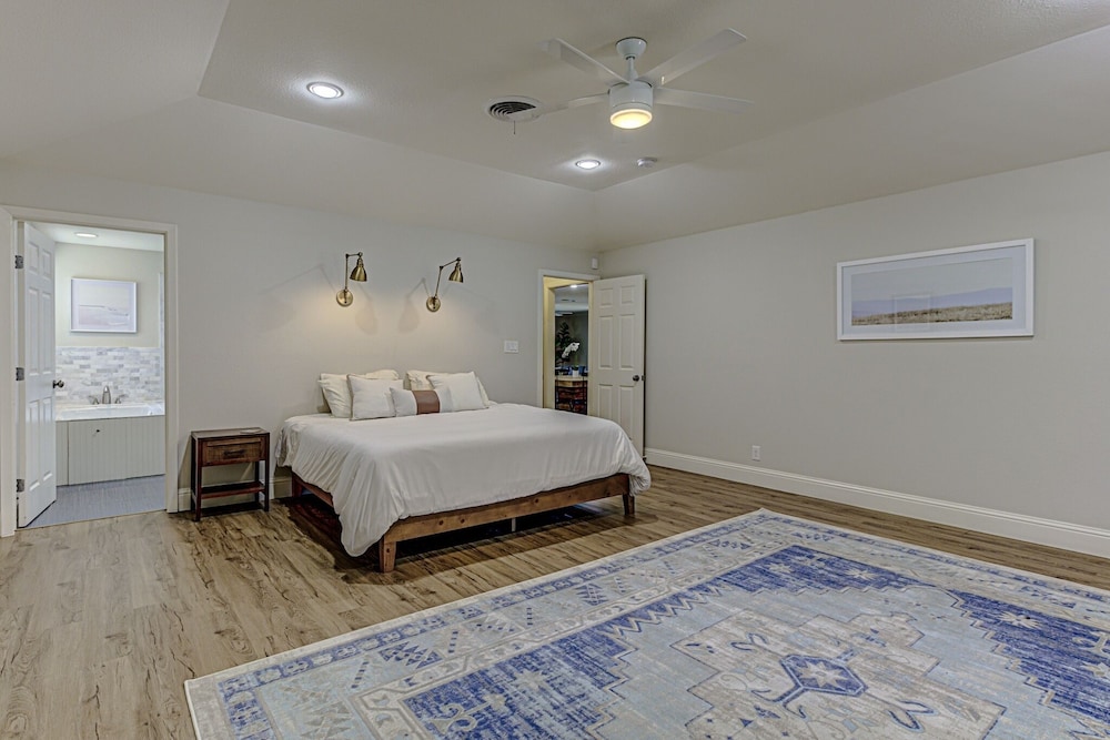 House, Multiple Beds, Kitchen, City View (Barton Hills Stunner)